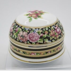 Wedgwood Clio Paperweight Made In England Excellent Condition